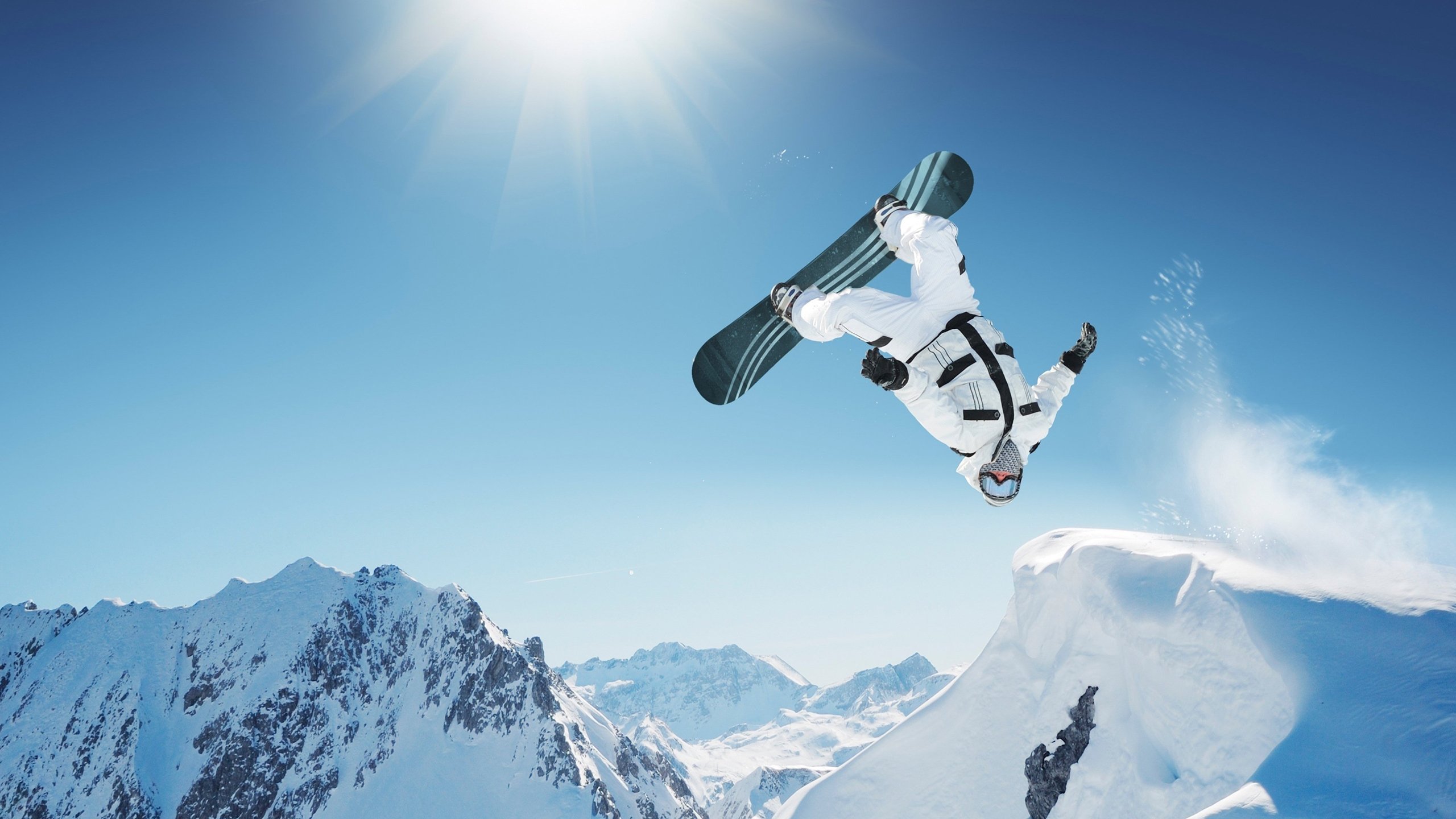 大雾中的航行_ 帆船赛的暂停旗，帆船比赛现场